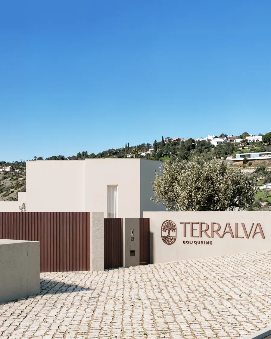 Entrada do condomínio Terralva em Boliqueime, com o portão e a placa do empreendimento
