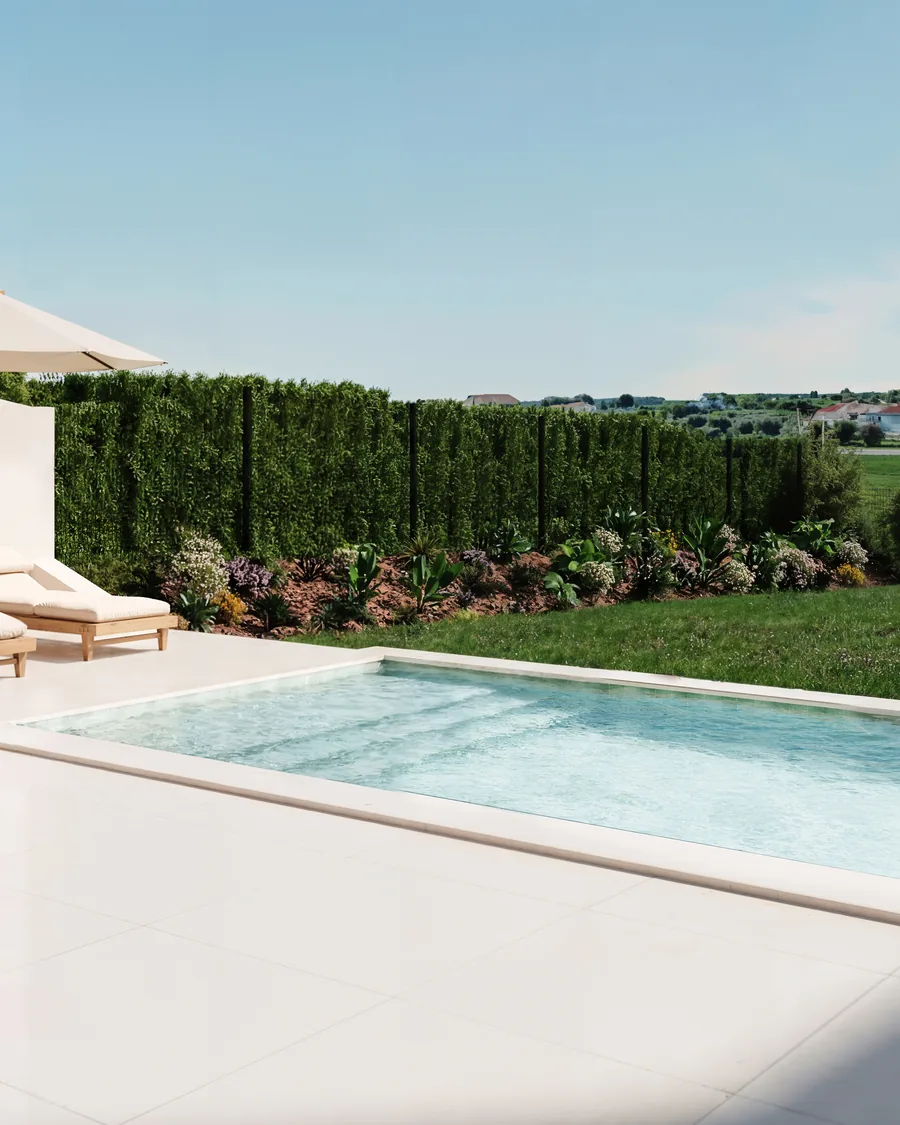 Piscina privativa e terraço de uma moradia Terralva, com vista para o campo